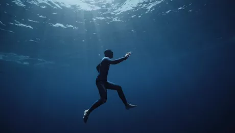 VIDEO Scurtmetrajul care îți taie respirația: cuplul de înotători care explorează marea fără tuburi de oxigen