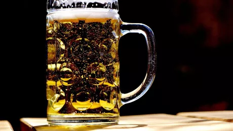 Câte calorii are o bere blondă. Dar una neagră sau una albă? Comparație pentru beri la 0,5 litri