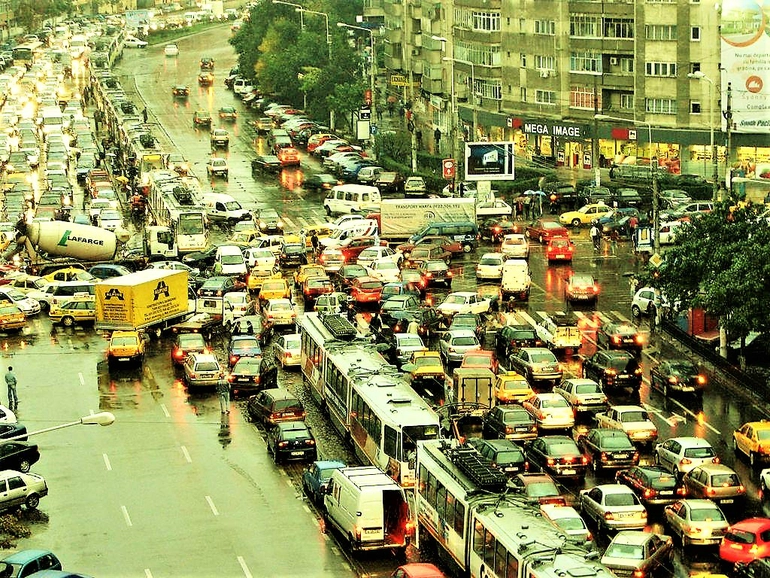 Ce mașini vor fi interzise și ce taxe va trebui să plătești în București, pentru un trafic fluent și „curat”. Decizia drastică a Gabrielei Firea